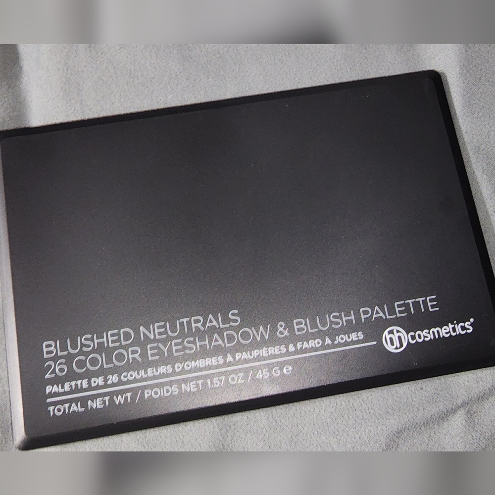 Eyeshadow - Picture 3 of 3